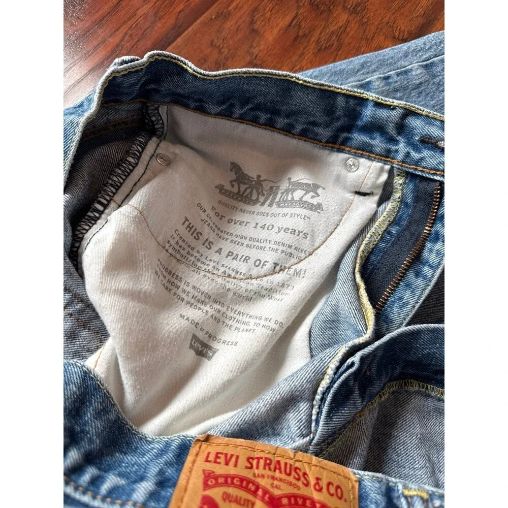 Levi’s 505 Men’s Jeans 33x30 Light Wash Straight Leg Classic Fit Red Tab Denim